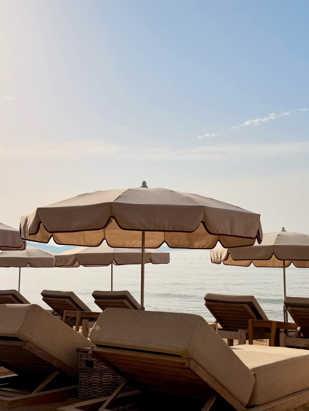 Transats et parasols sur la plage privée Playa Mezcala à Cavalaire-sur-Mer